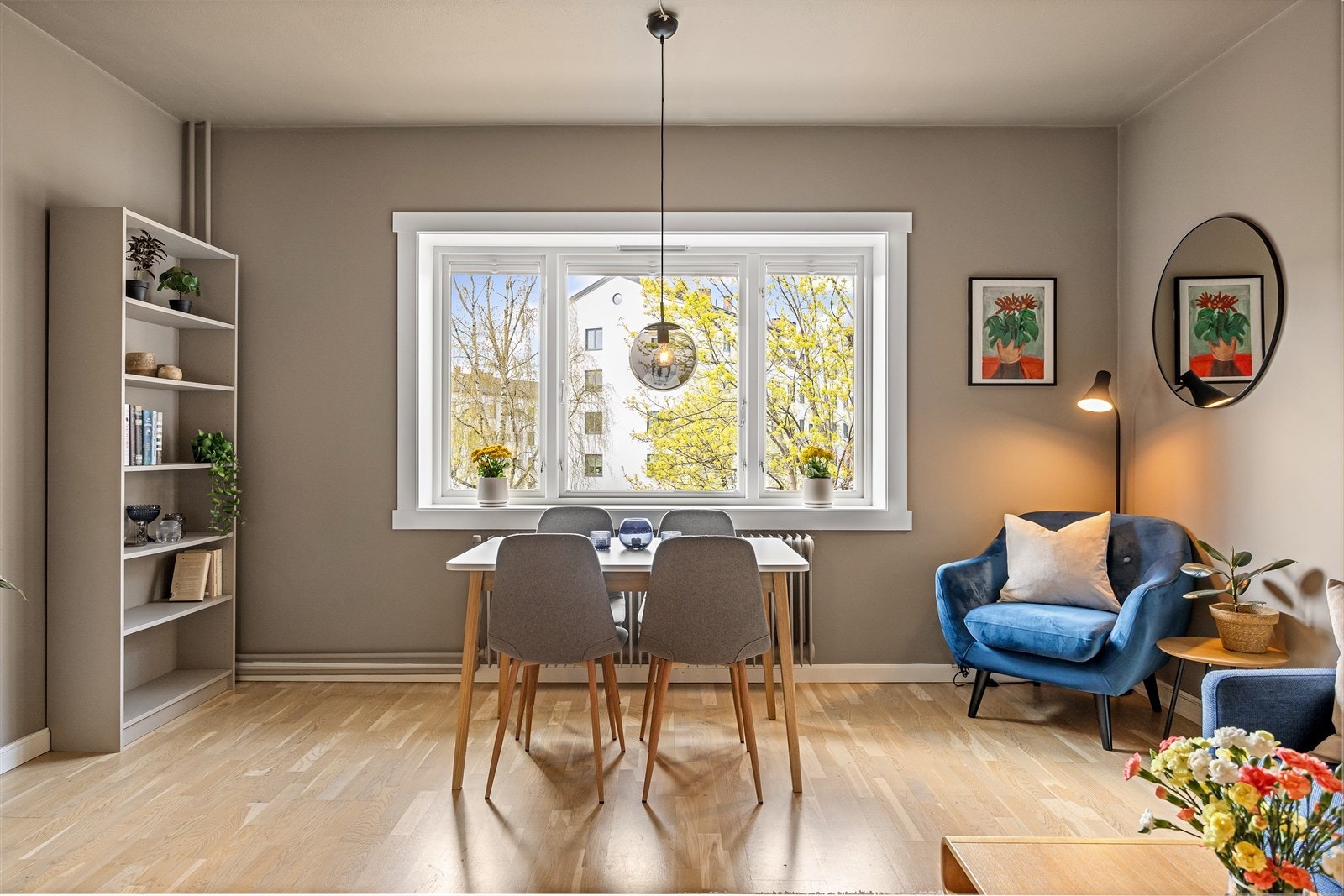 Lys og luftig stue med store vindusflater og god takhøyde på 2,65 meter. Galleribilde