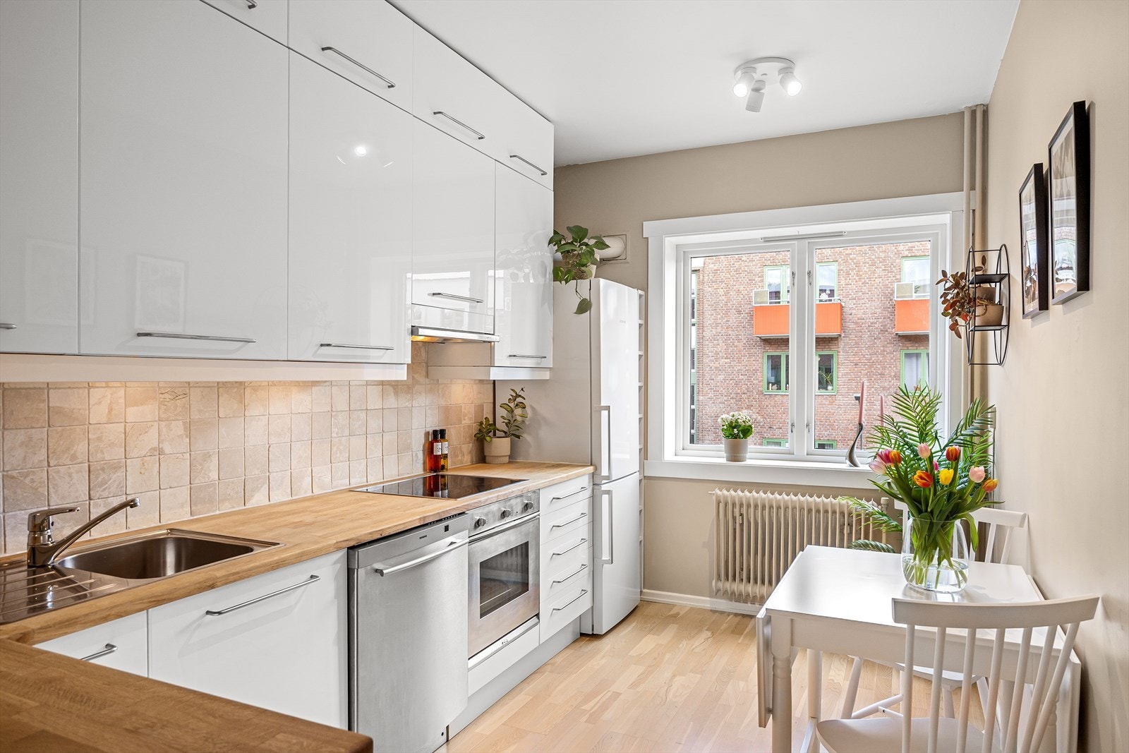 Stilrent kjøkken med god skap- og benkeplass. Galleribilde