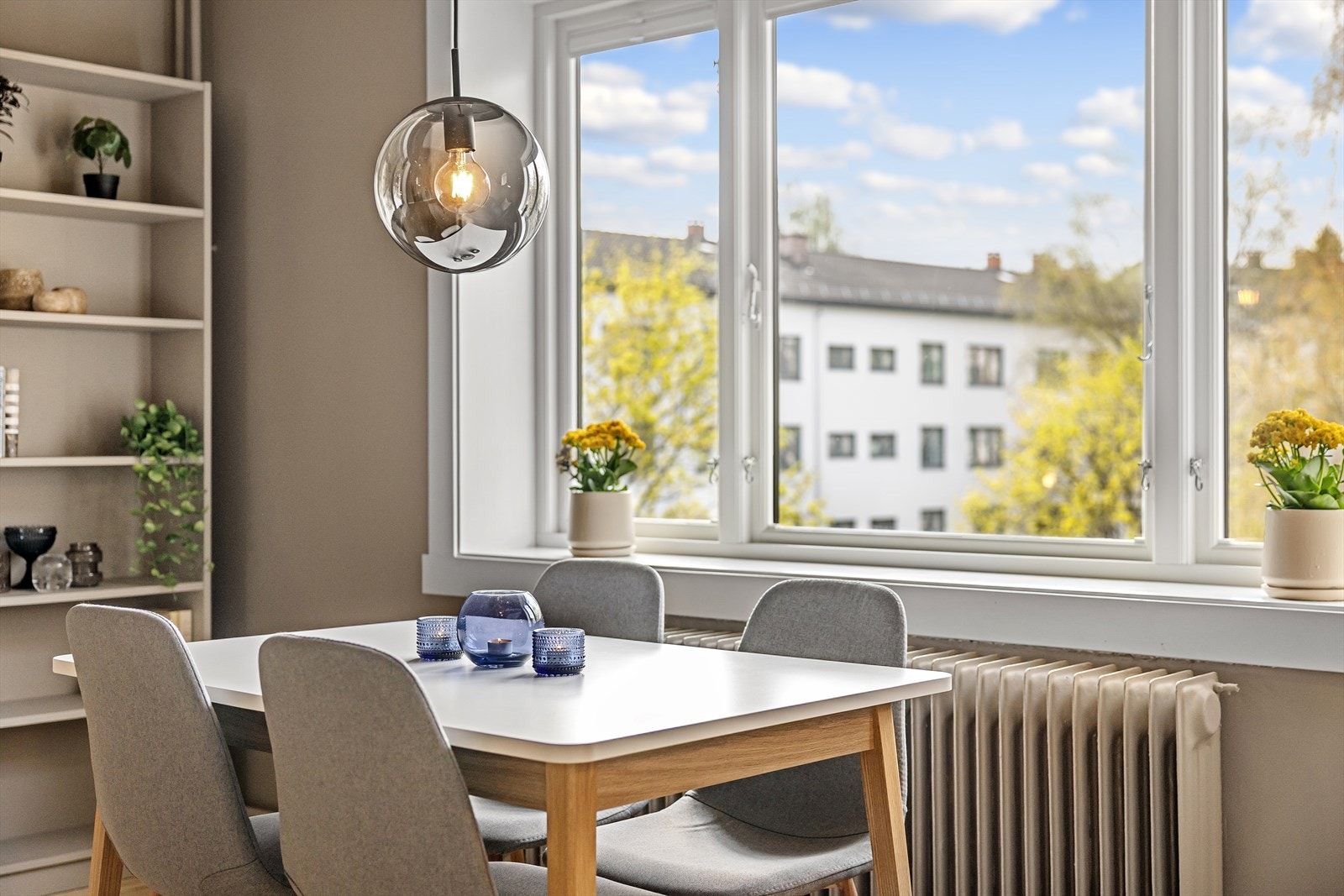 Vinduer ble byttet i regi av borettslaget i 2021, noe som forbedrer både energieffektivitet og lydisolasjon. Galleribilde