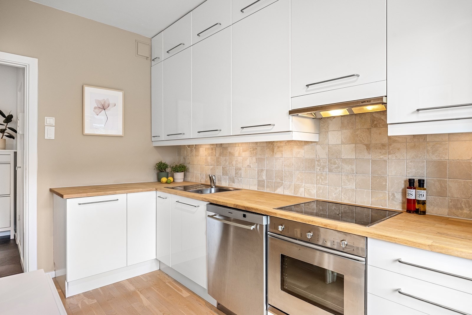 Over koketoppen er det montert ventilator med avtrekk til yttervegg. Galleribilde