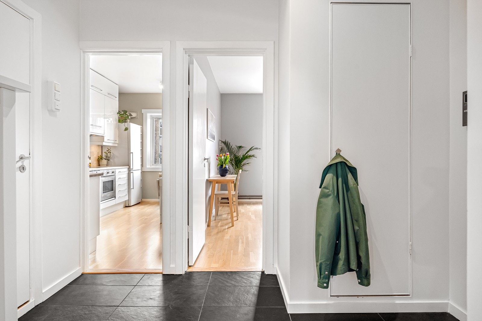 Fra gangen er det adkomst til kjøkkenet. Galleribilde