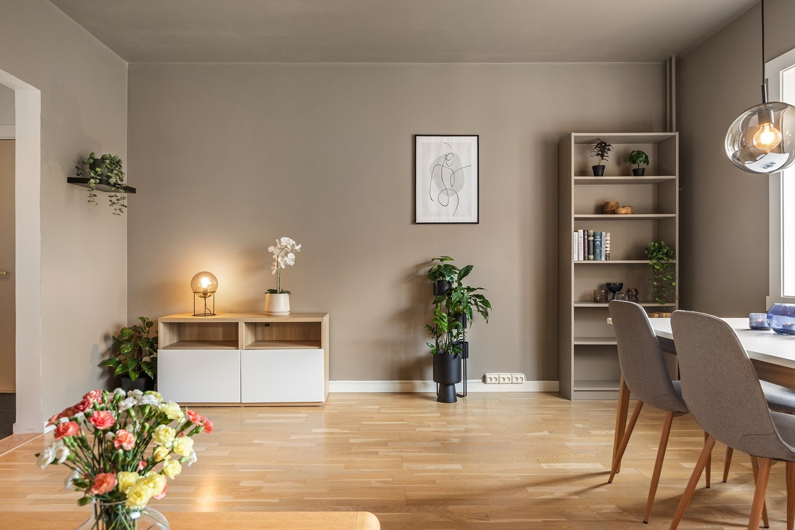 Gulvet er belagt med parkett, og veggene er malt i delikate, moderne fargetoner - et stilrent lerret du enkelt kan sette ditt eget preg på. Galleribilde