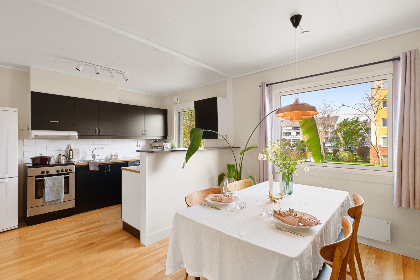 Av hvitevarer har kjøkkenet komfyr, kjøleskap og en oppvaskmaskin. Kjøleskap vil ikke følge handelen. Galleribilde