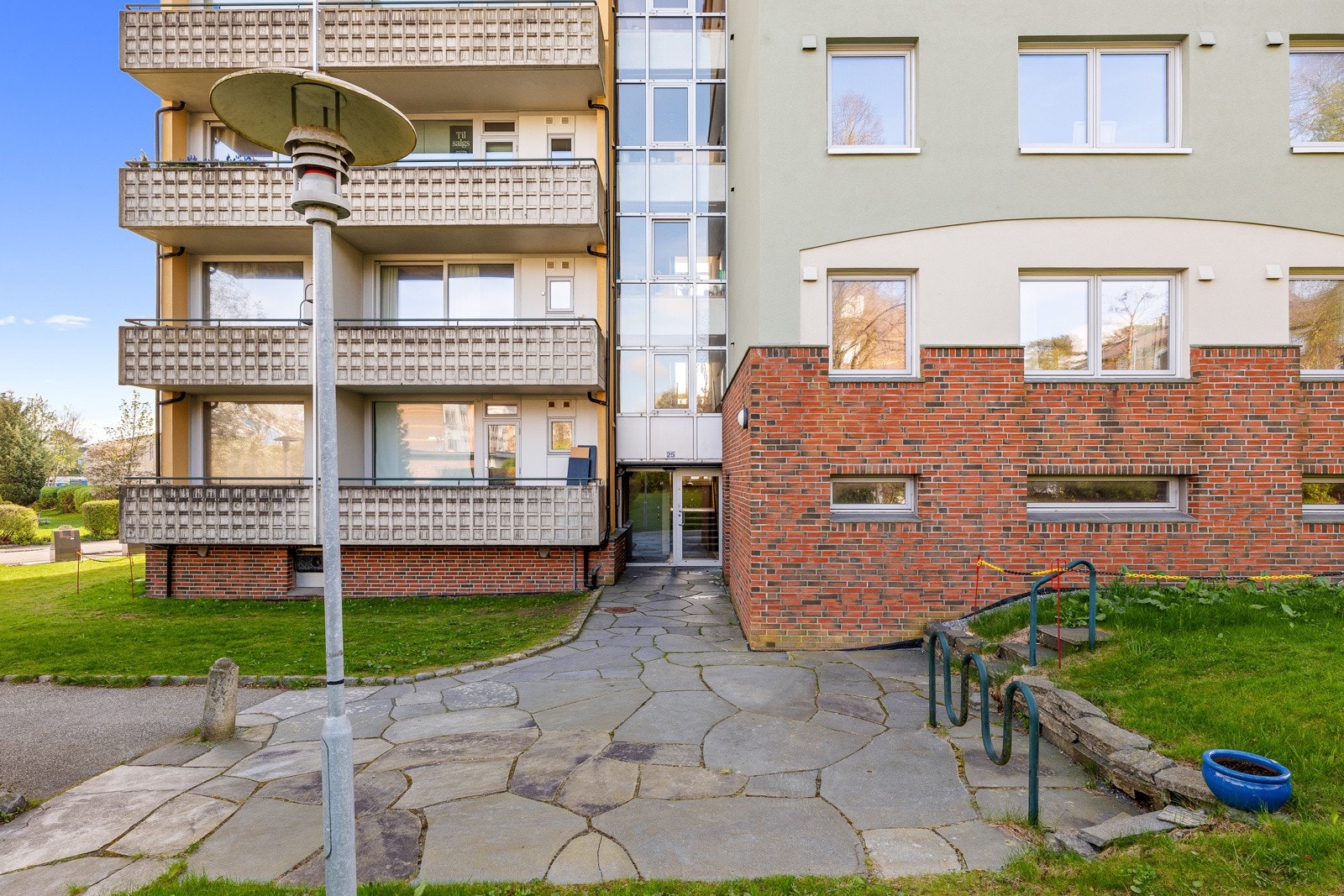 Her bor man sentralt med enkel adkomst til E39 og sykkelveier, samtidig som området er stille og rolig med mye grønt mellom blokkene Galleribilde