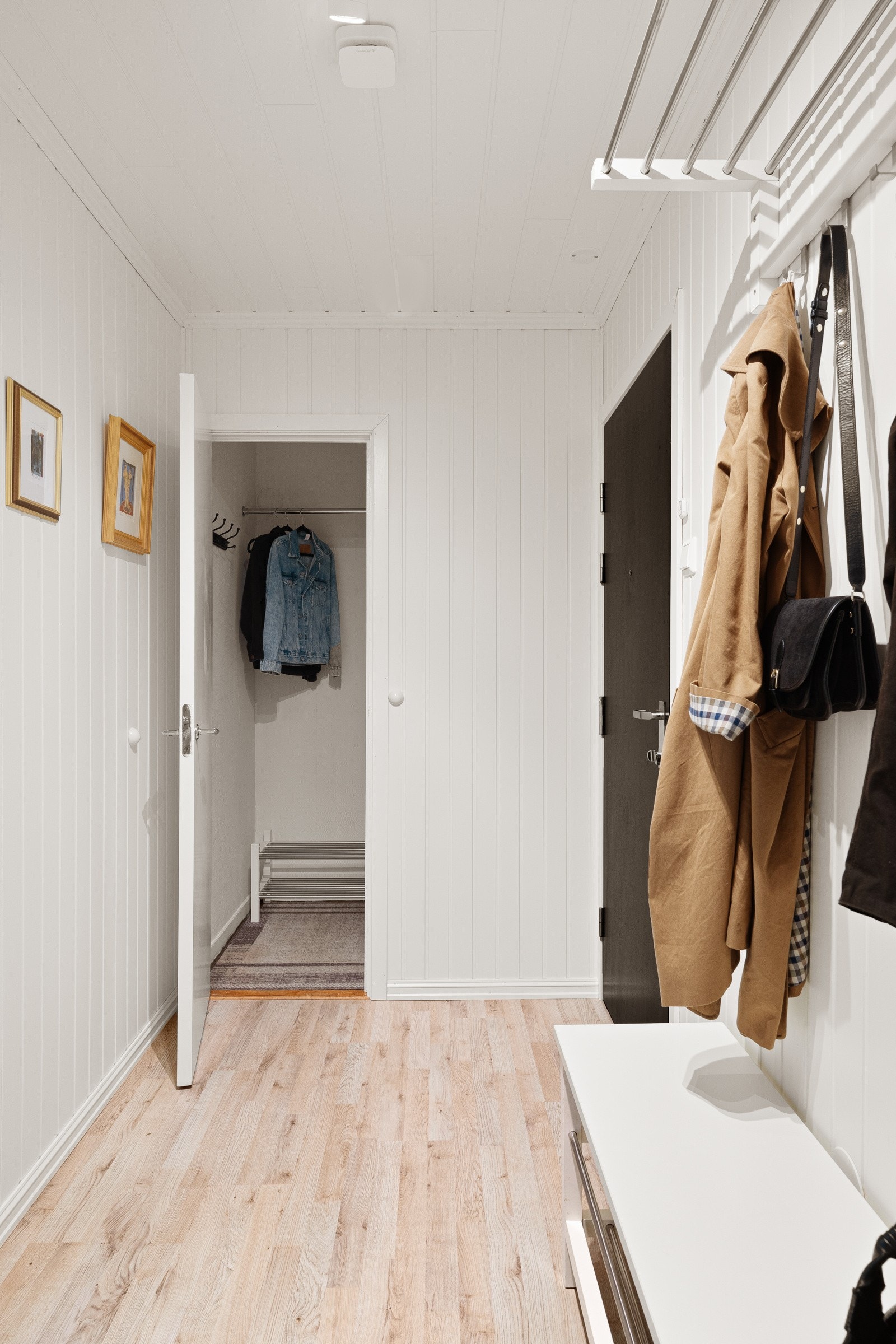 Fra gangen er det direkte inngang til en praktisk bod Galleribilde