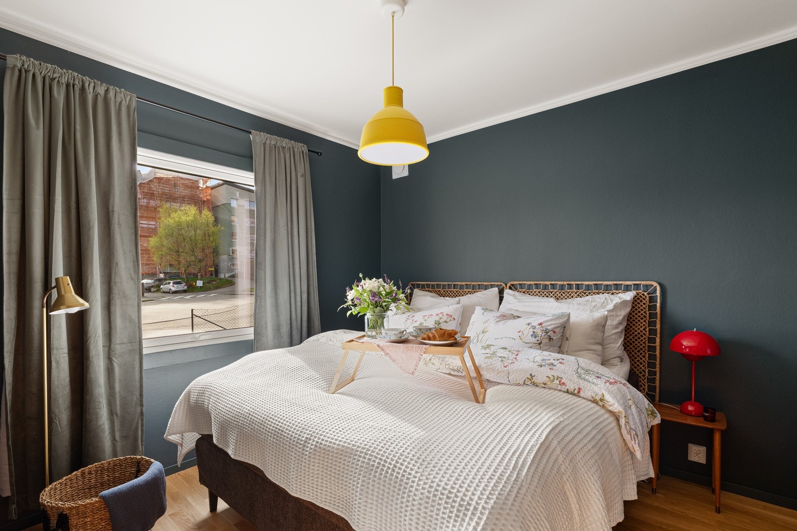 Leiligheten har to soverom av god størrelse. På hovedsoverommet er det lagt nytt gulv og det er plass til dobbeltseng og innebygd garderobe Galleribilde