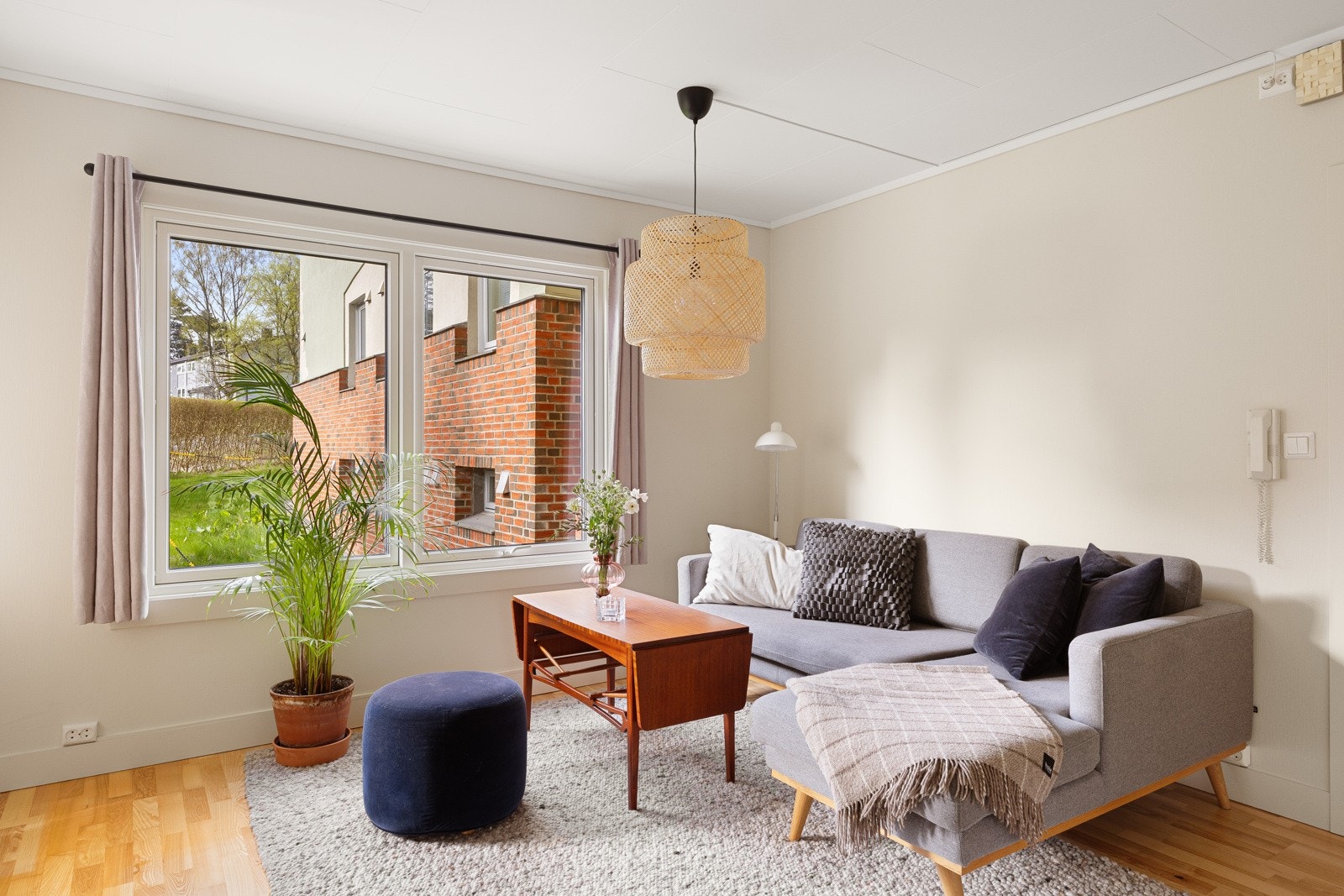 Stuen er et lyst og hyggelig oppholdsrom med stor vindusflate som bidrar til en luftig atmosfære Galleribilde