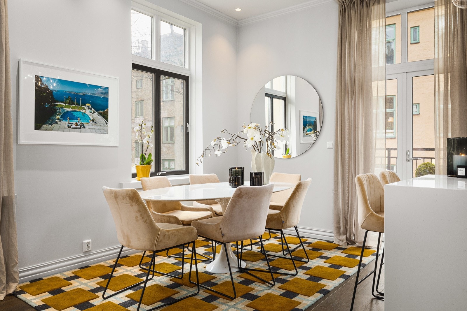 Store vindusfalter kombinert med takhøyde på 3 m gir godt naturlig lys og en luftig romfølelse Galleribilde