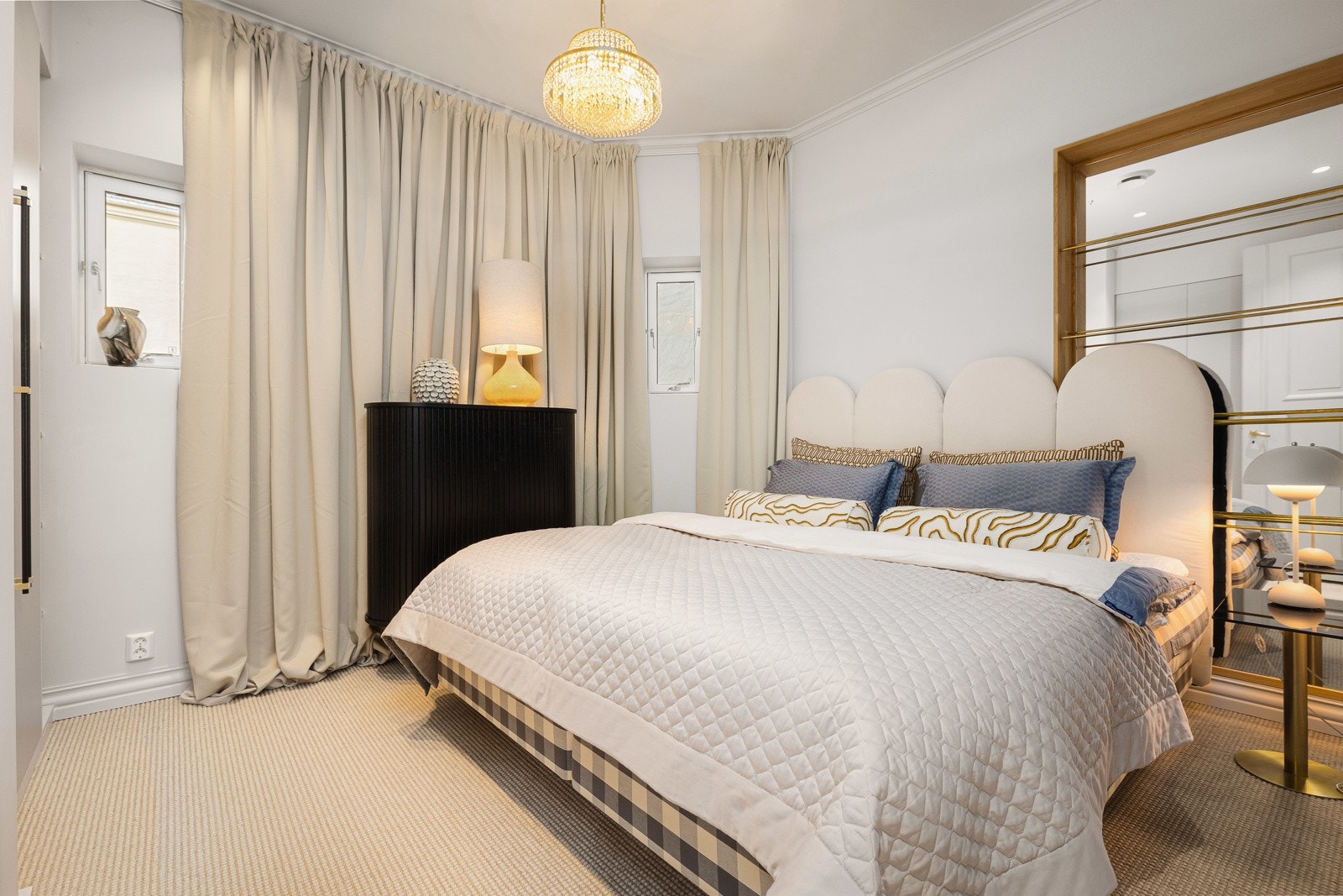 Romslig soverom med plass til stor dobbeltseng Galleribilde