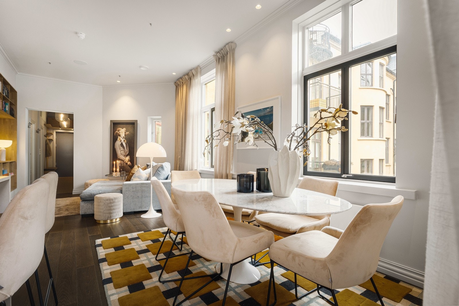 Rikelig med plass til spisebord ved kjøkkenet Galleribilde