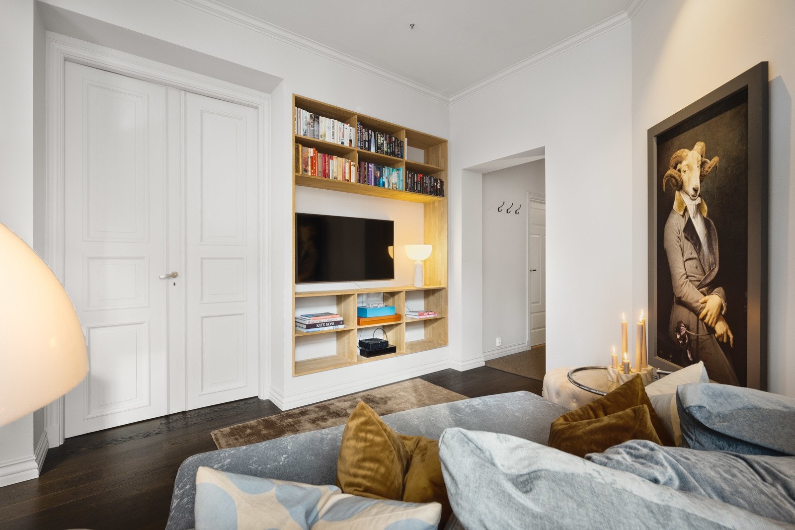 Den plassbygde bokhyllen skaper fine kontraster mot de lyse veggene Galleribilde