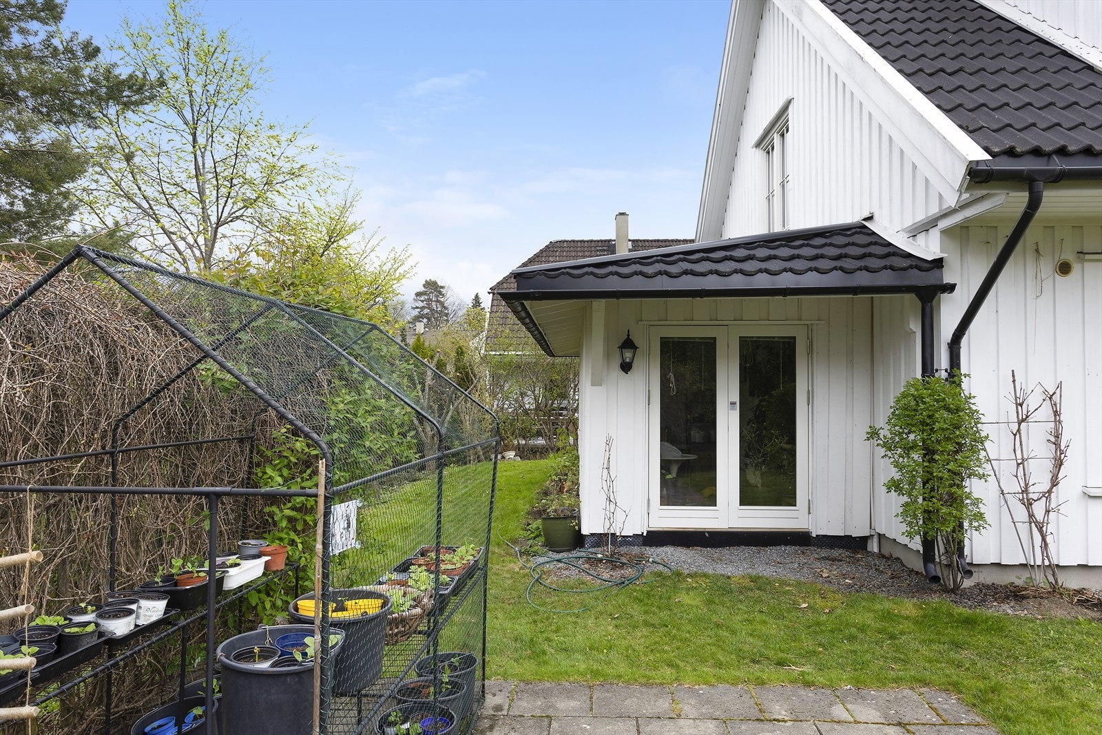 Hyggelig beplantning i hagen - Her kan barn ferdes trygt og fritt. Galleribilde