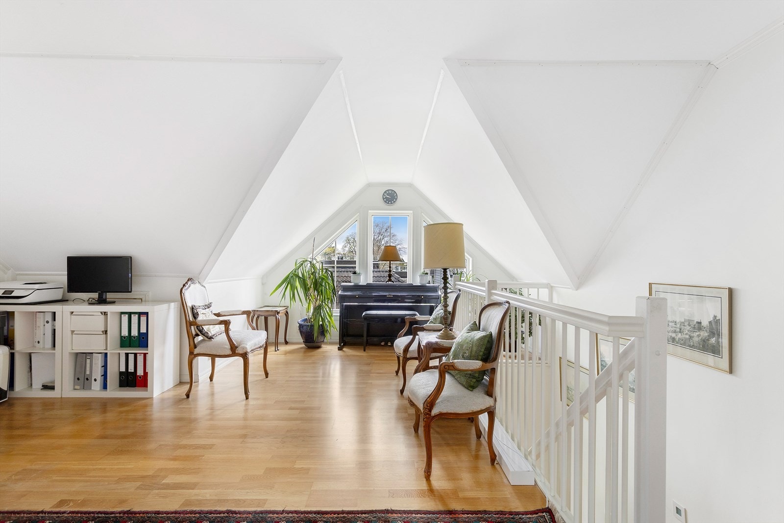 Romslig loftsue med god plass til sofaseksjon og øvrig. Loftstuen er byggemeldt som bod og ikke omsøkt. Galleribilde