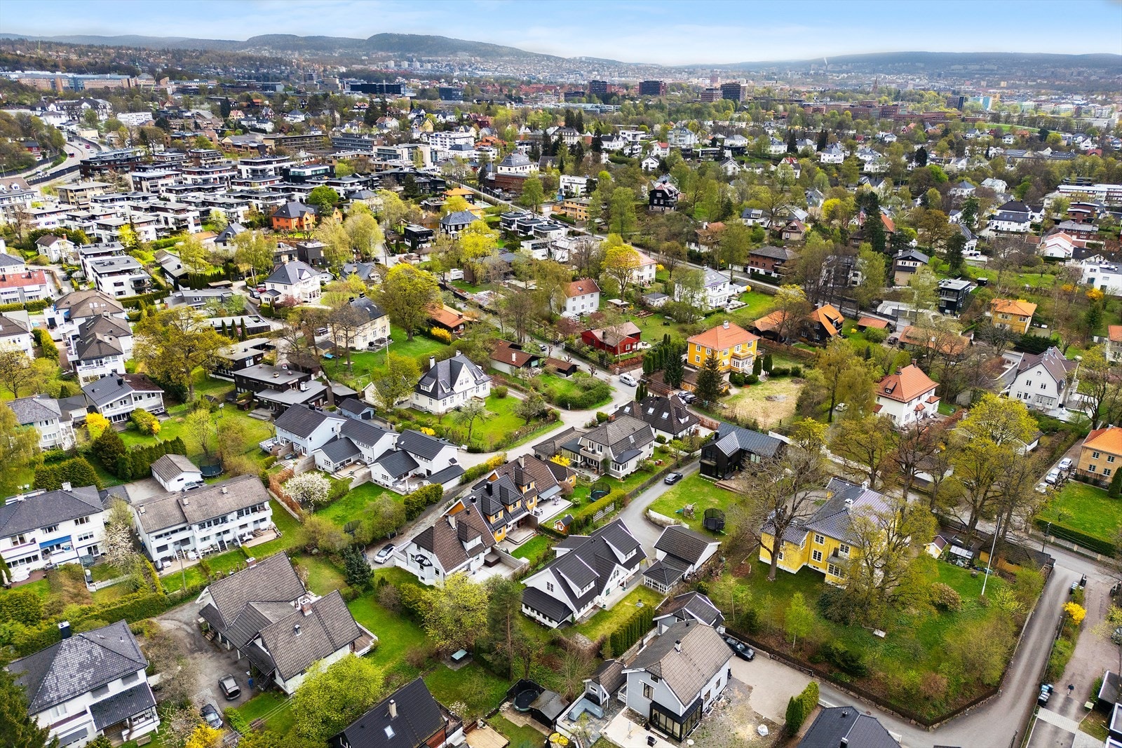 Barnevennlig beliggenhet med kort vei til skoler, barnehager, buss, T-bane og butikker. Galleribilde