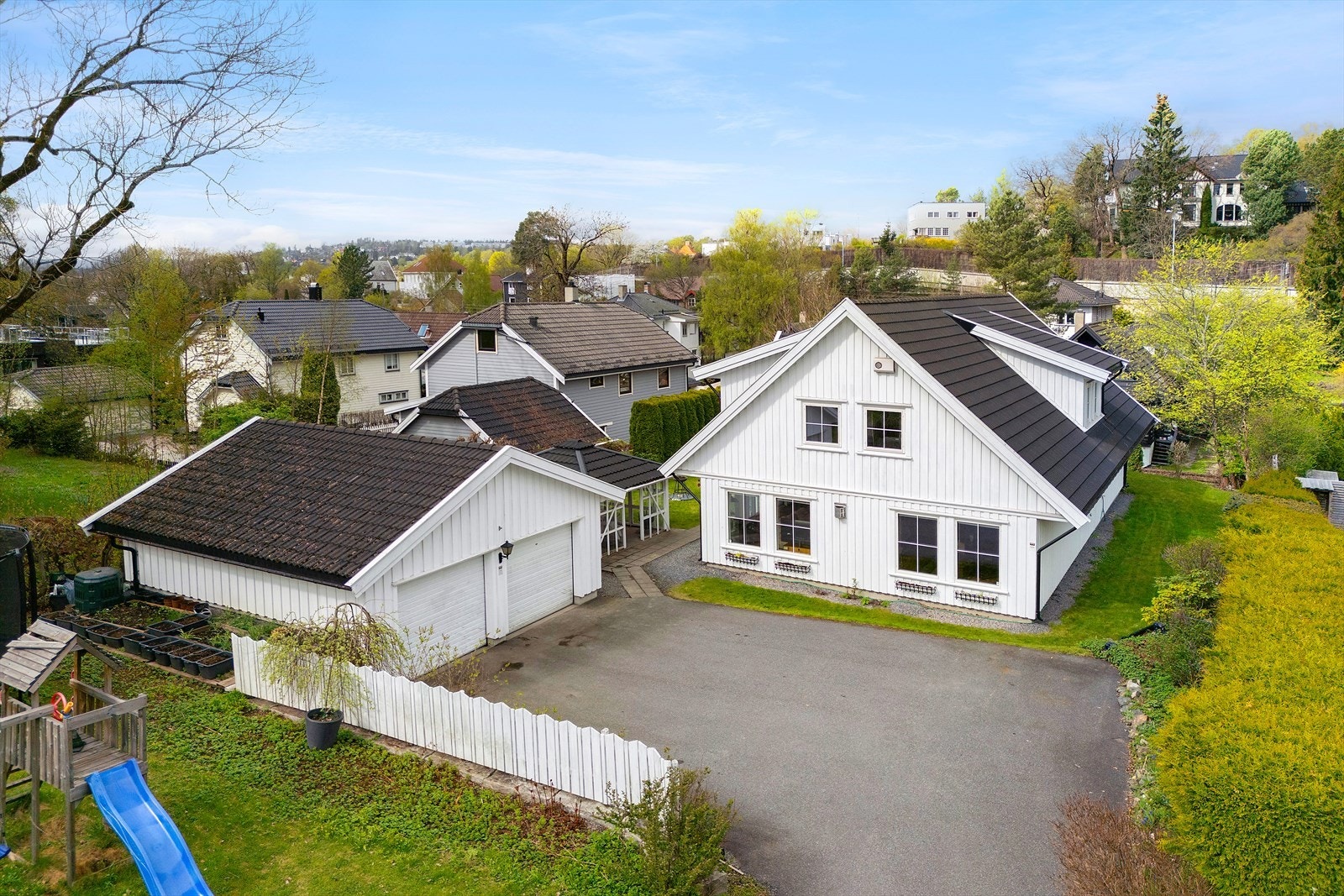 Boligen ligger skjermet og tilbaketrukket til i idylliske omgivelser - Huset har en stor dobbelgarasje. Galleribilde