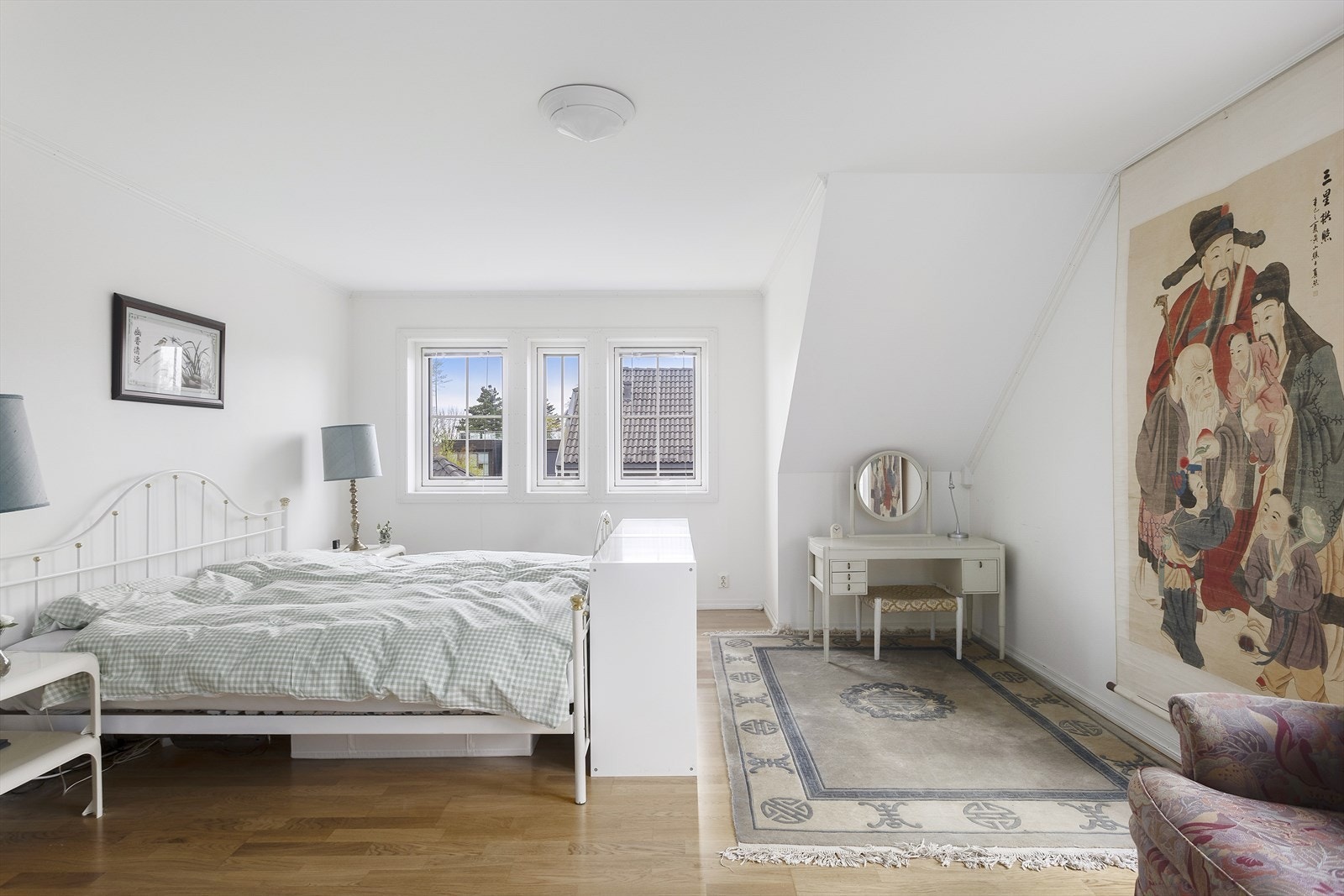 Lysinnslipp fra flere vinkler skaper en luftig følelse. Galleribilde