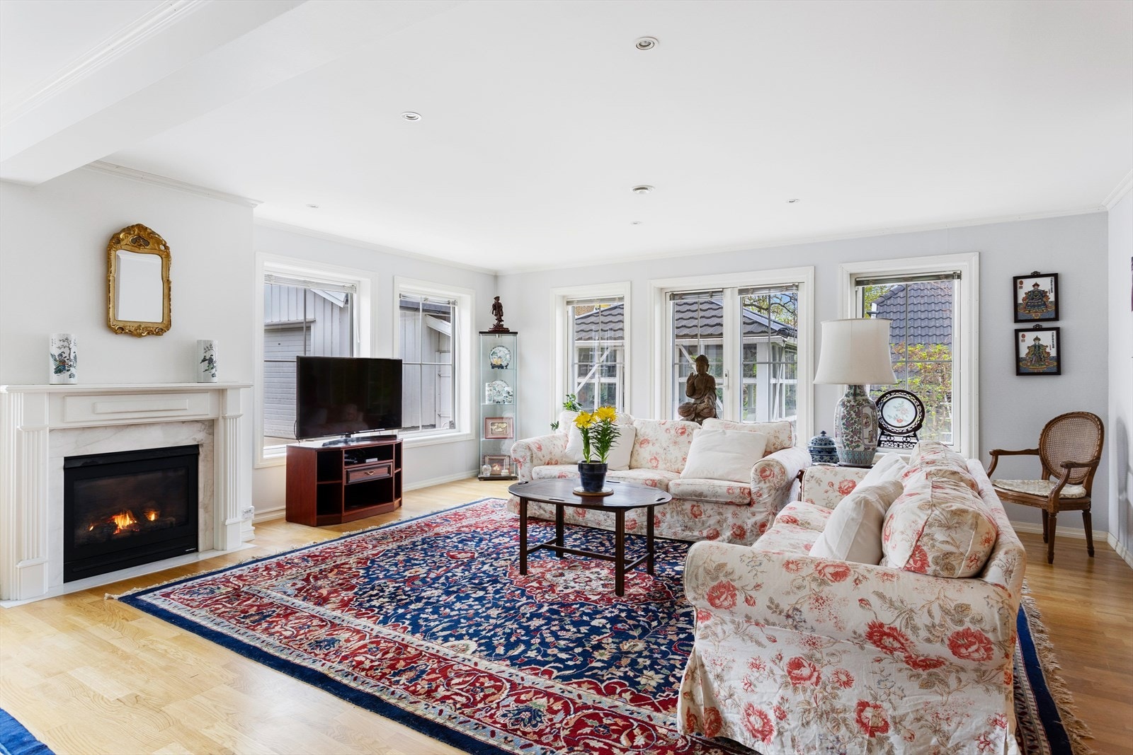 Meget lys, pen og innholdsrik enebolig fra 2011 beliggende i et populært villaområde på Vinderen. Galleribilde