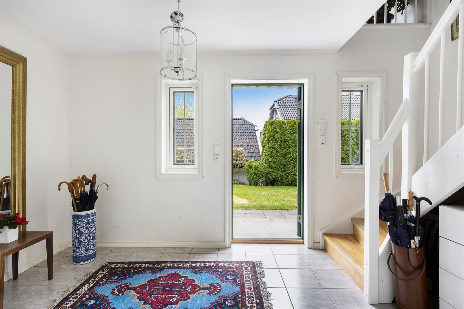 Romslig hall som bidrar til å gi et godt førsteinntrykk når man trer inn i boligen. Galleribilde