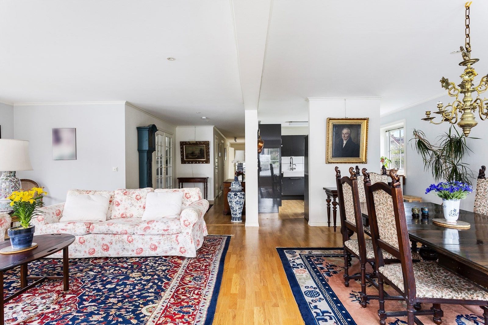 Den romslige stuen gir rom for en rekke møbleringsmuligheter. Galleribilde