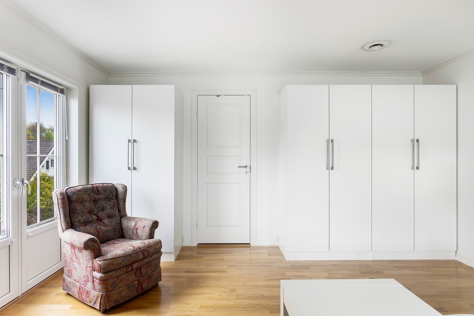 Gode oppbevaringsmuligheter i garderobeskap. Galleribilde