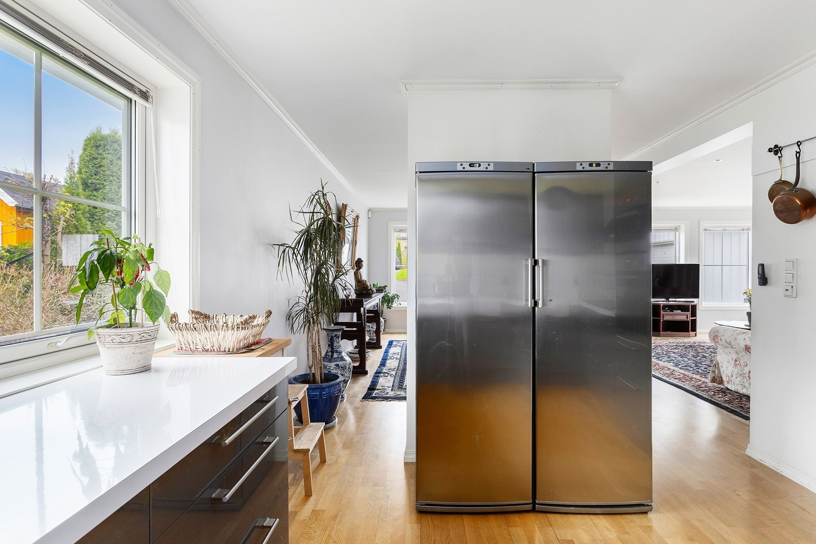 Stuen sett fra kjøkkenet. Perfekt sone for kjøl- og fryseskap. Galleribilde