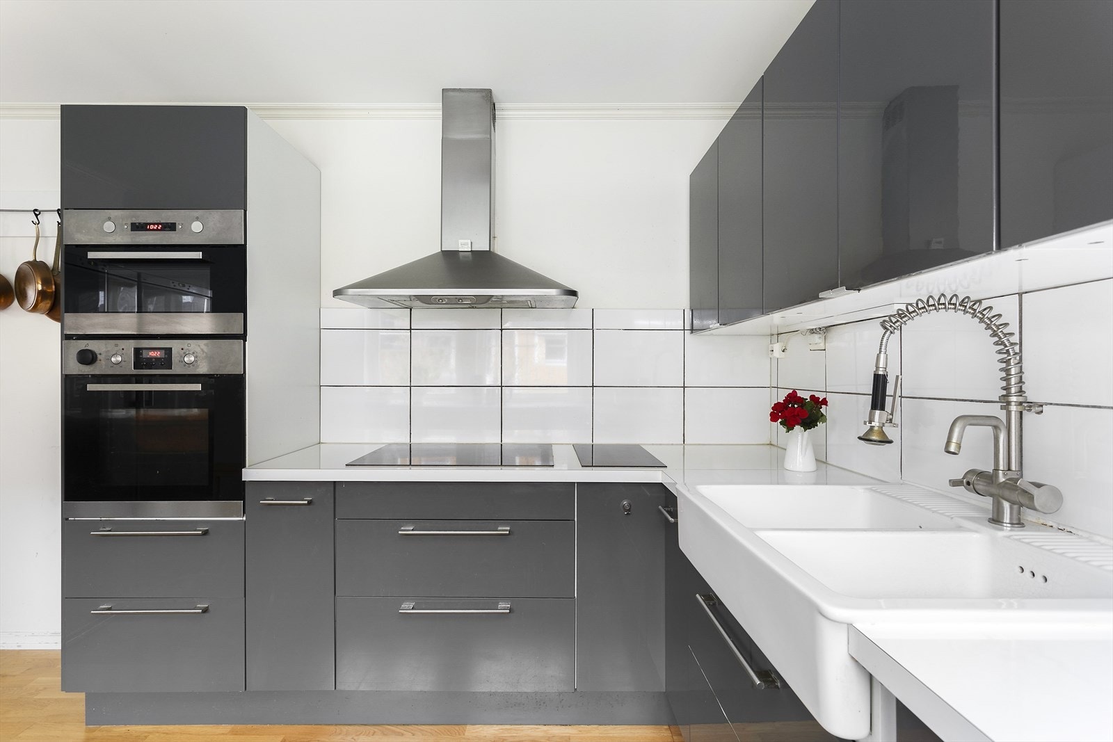 Lekkert kjøkken med glatte fronter og et stilrent uttrykk. Galleribilde