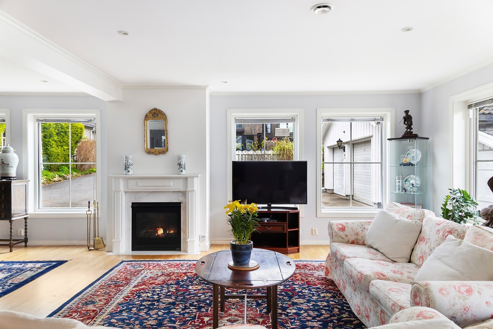 Store vindusflater gir rikelig med lysinnslipp bidrar til en god atmosfære i stuen. Galleribilde