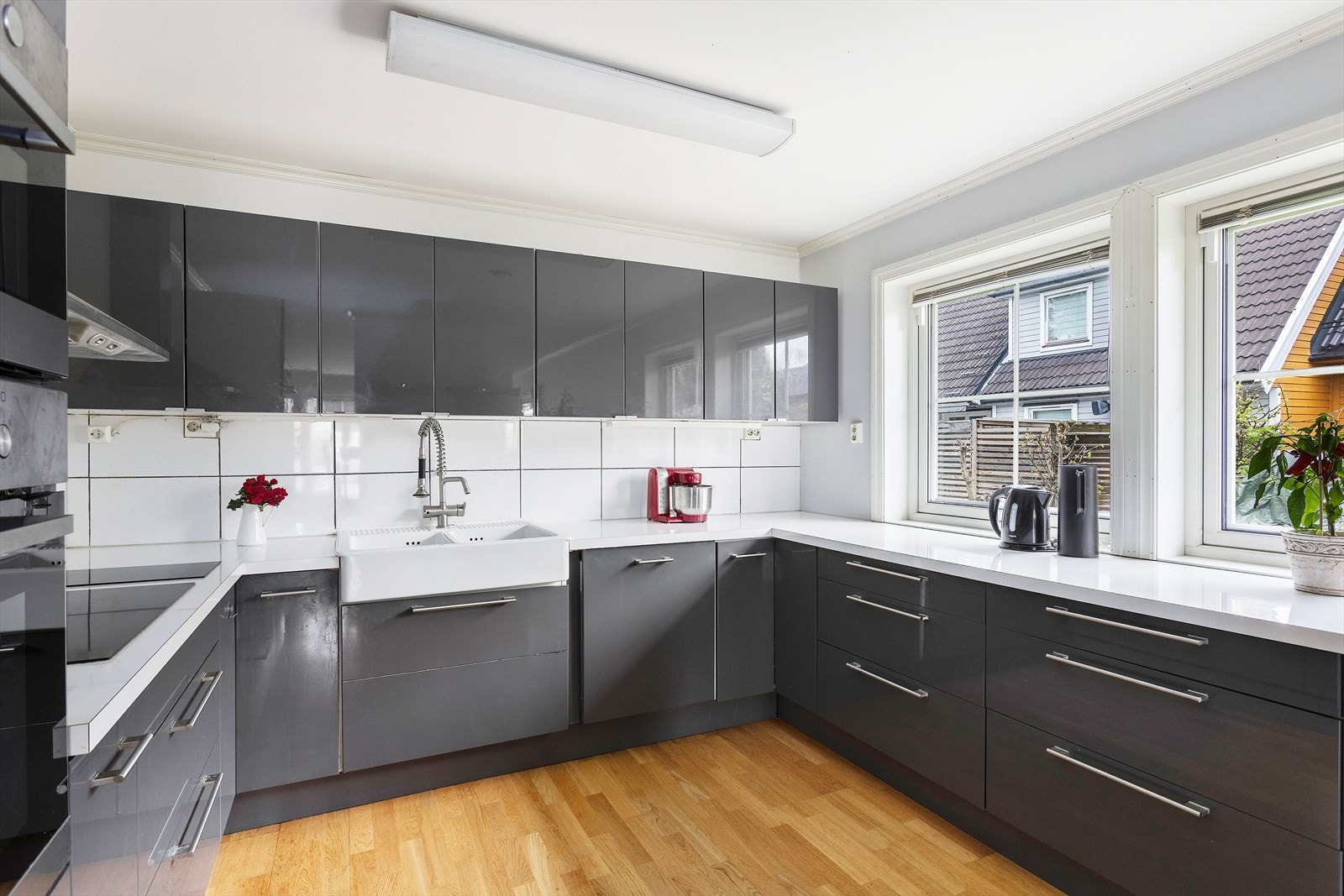 Kjøkkenet ligger delvis adskilt fra stuen i en praktisk løsning. Galleribilde