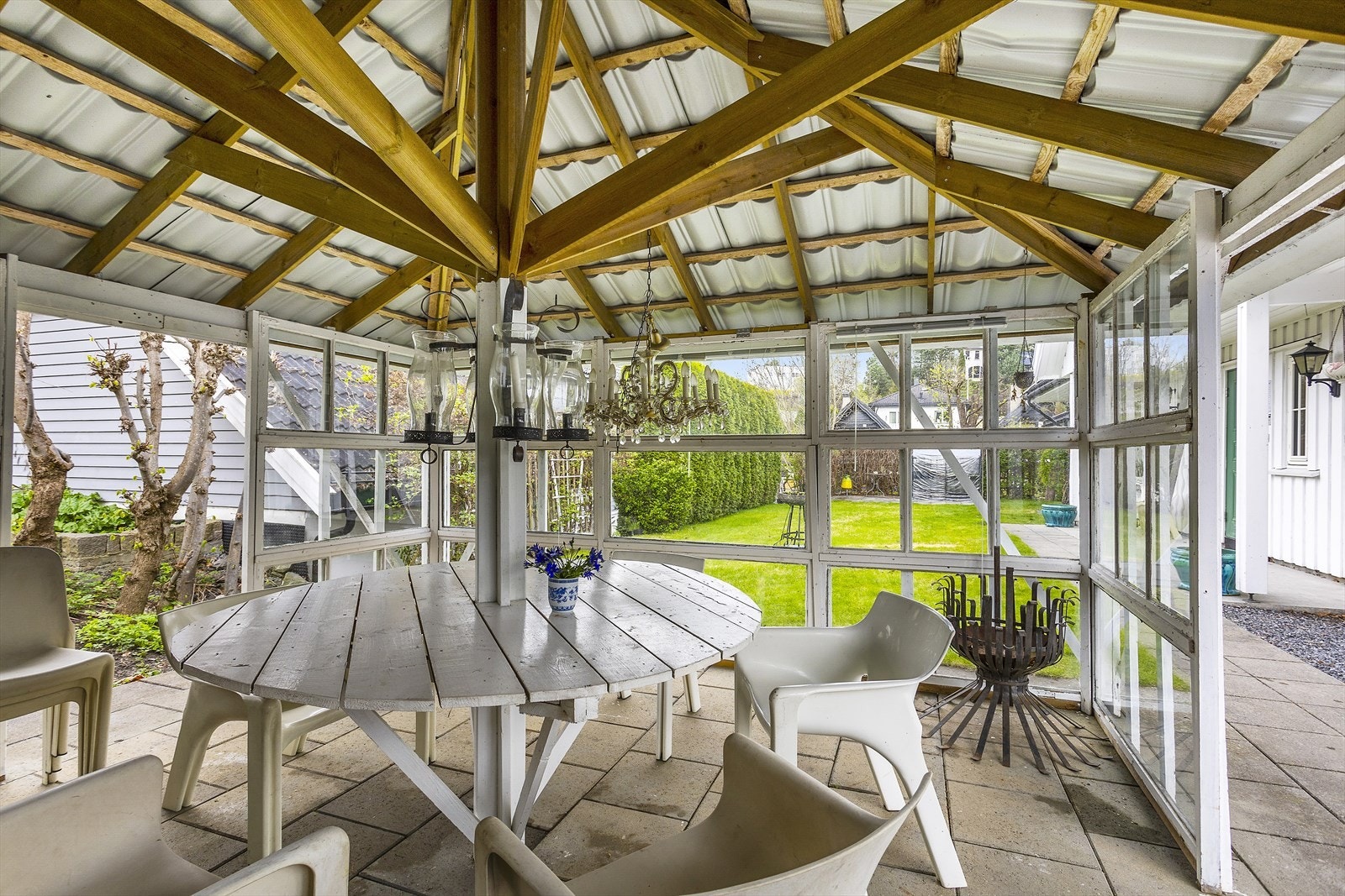 Flott utehus med plass til spisegruppe og ønsket møblement - Perfekt for sene sommerkvelder. Galleribilde