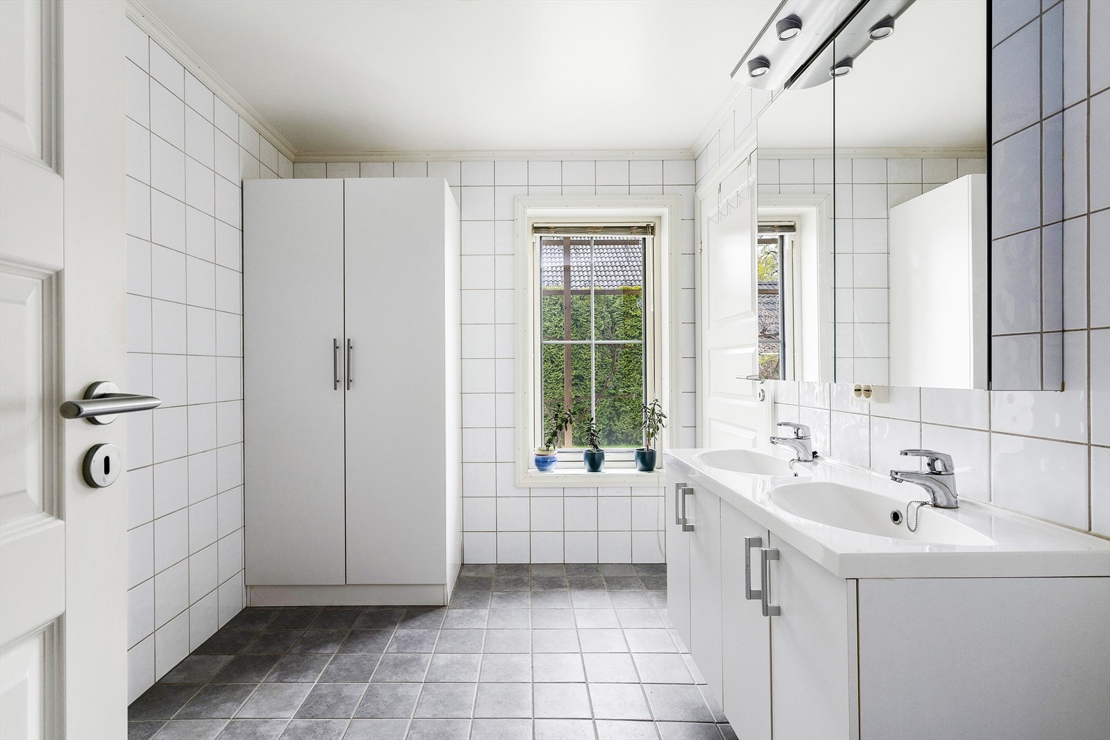 Baderommet i boligens hovedetasje er av god størrelse. Galleribilde