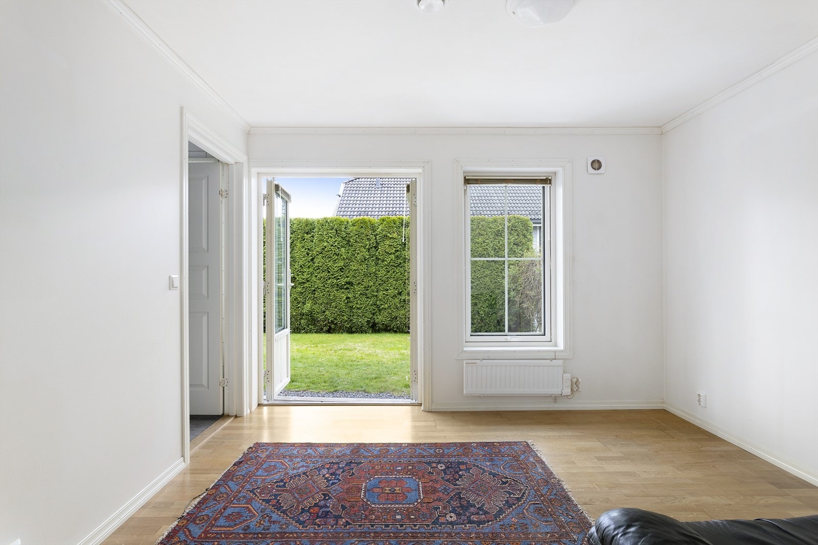 Soverom/ disp. rom med utgang til hage. Galleribilde