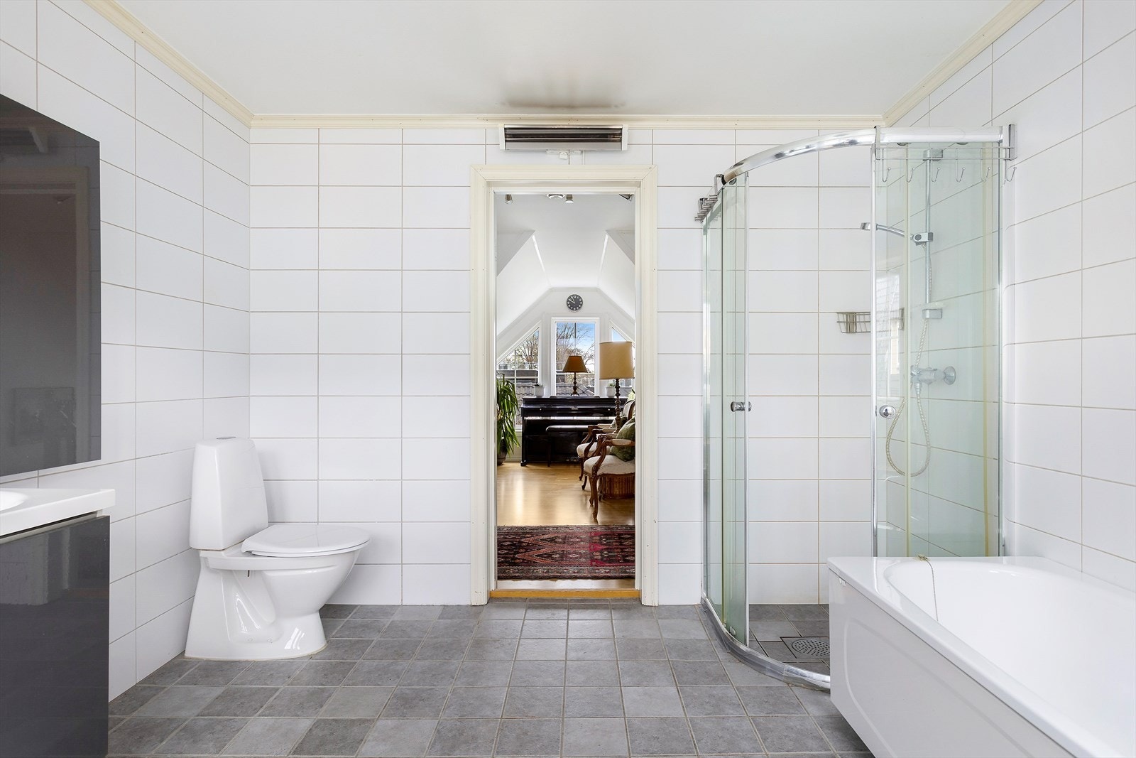 Romslig og lyst bad i tilknytning til loftstuen. Galleribilde