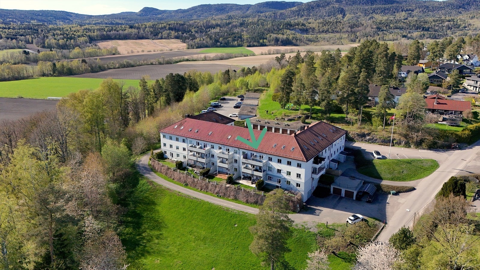 Landlig beliggenhet kun få minutter fra Sande sentrum og togstasjonen. Kun 15 min til Drammen og ca. 50 min til Oslo med tog. Galleribilde