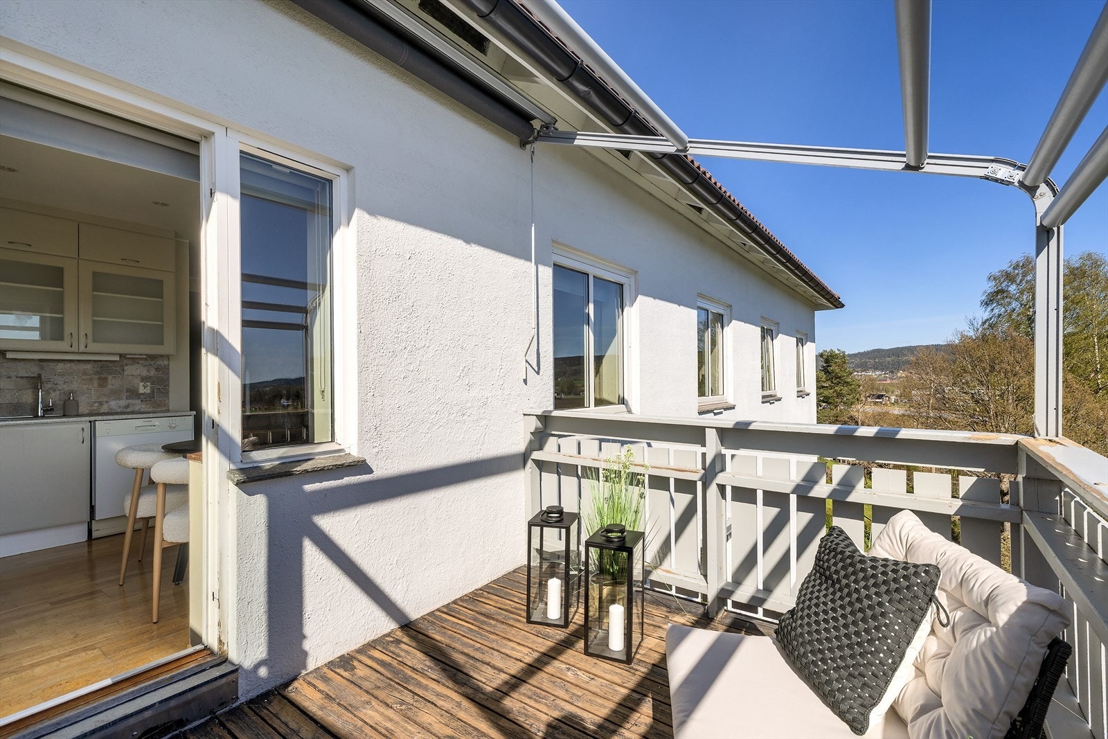 Det er montert en stor markise for solskjerming på varme dager. Galleribilde