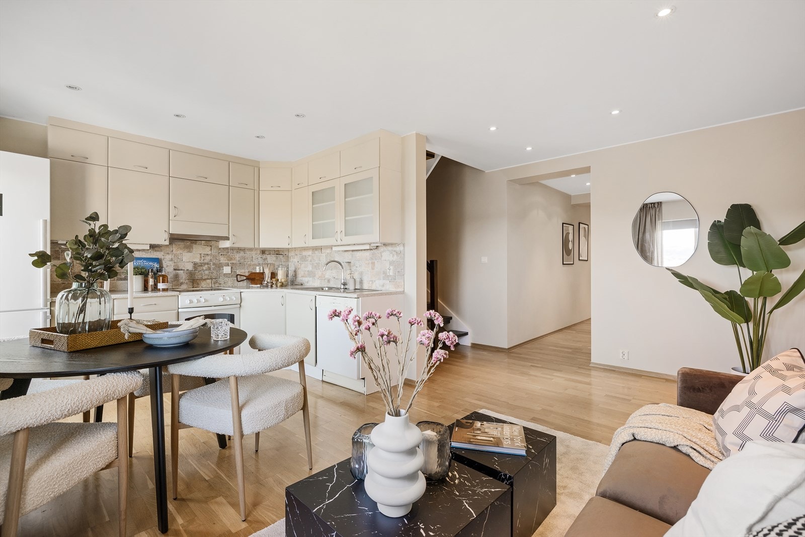 Stuen ligger i åpen løsning mot kjøkkenet og kan innredes med både sofagruppe og spisebord. Galleribilde