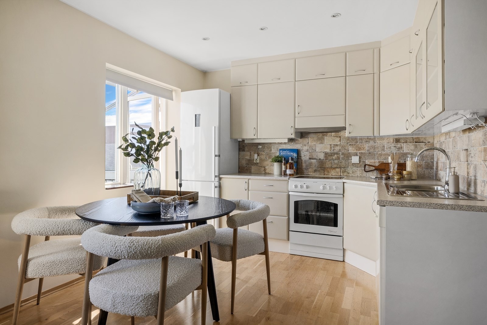 Fra stue/kjøkken er det utgang til balkong. Galleribilde