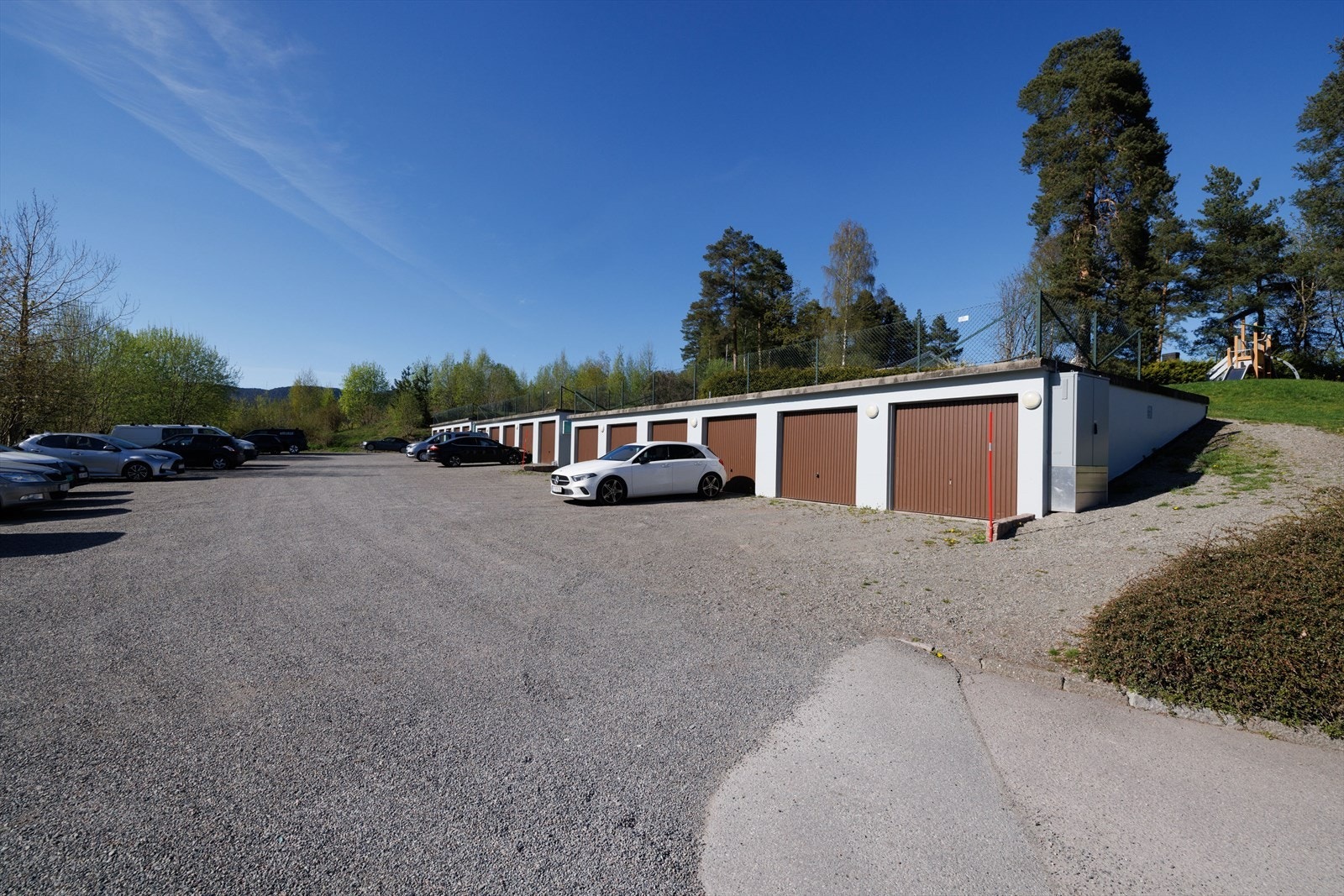 Det medfølger en garasjeplass på ca. 21 kvm (Nr 16). Det er også mulig å parkere en bil i forkant av garasjen. Infrastruktur for lader til el-bil er lagt opp. Galleribilde