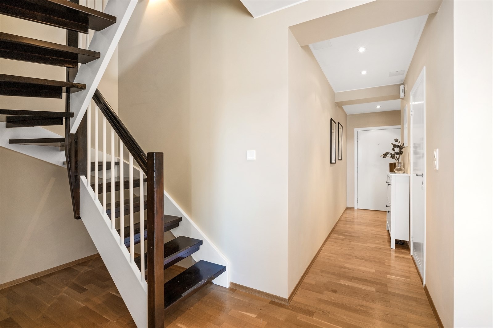 Gang samt trappegang opp til loftetasjen. Galleribilde