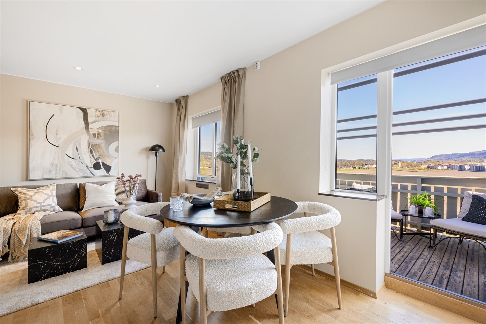 Fra stue/kjøkken er det utgang til balkong. Galleribilde