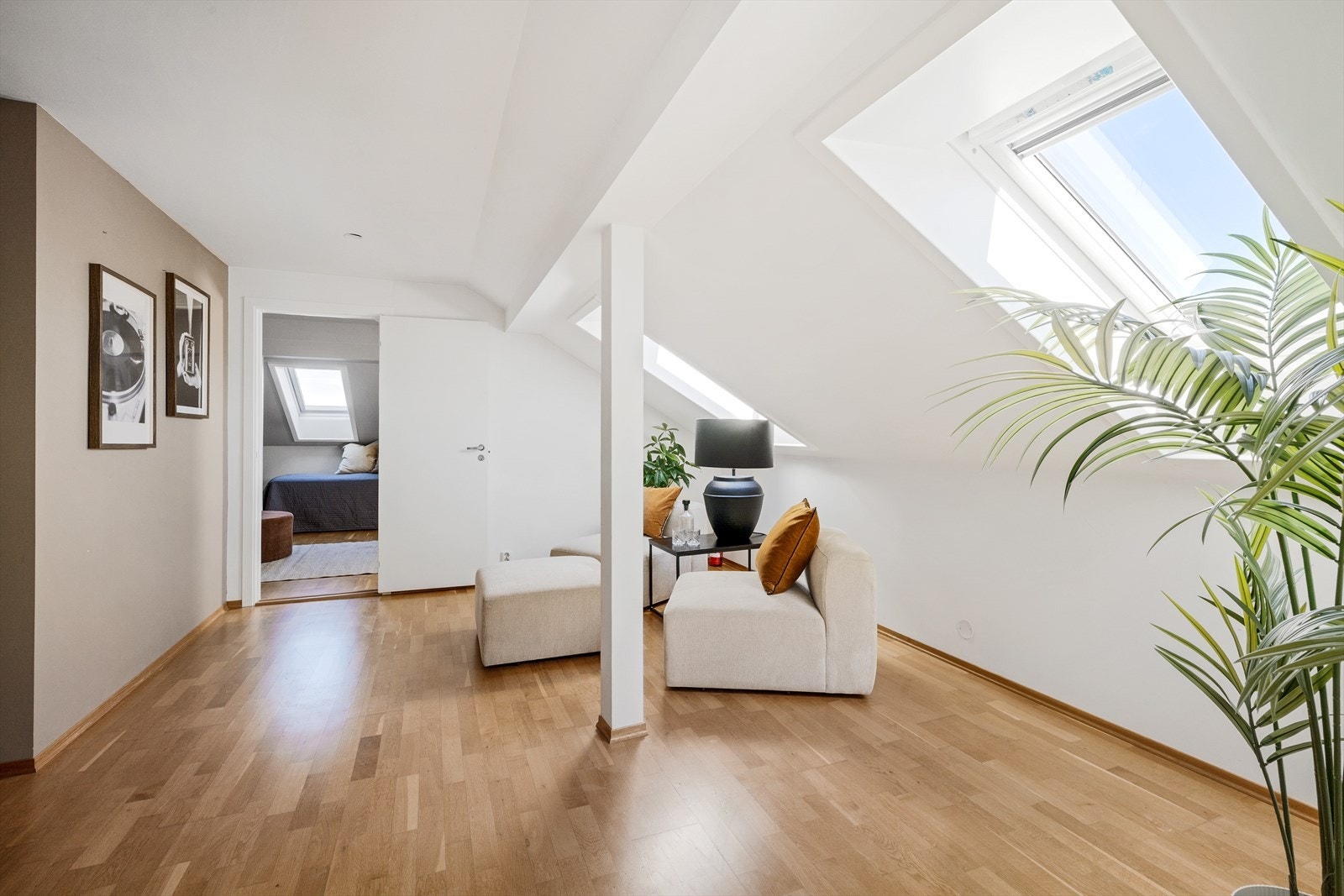 Vinduene i skråtaket sørger for naturlig lysinnslipp. Det er montert solskjerming på vinduene for de varmeste dagene. Galleribilde