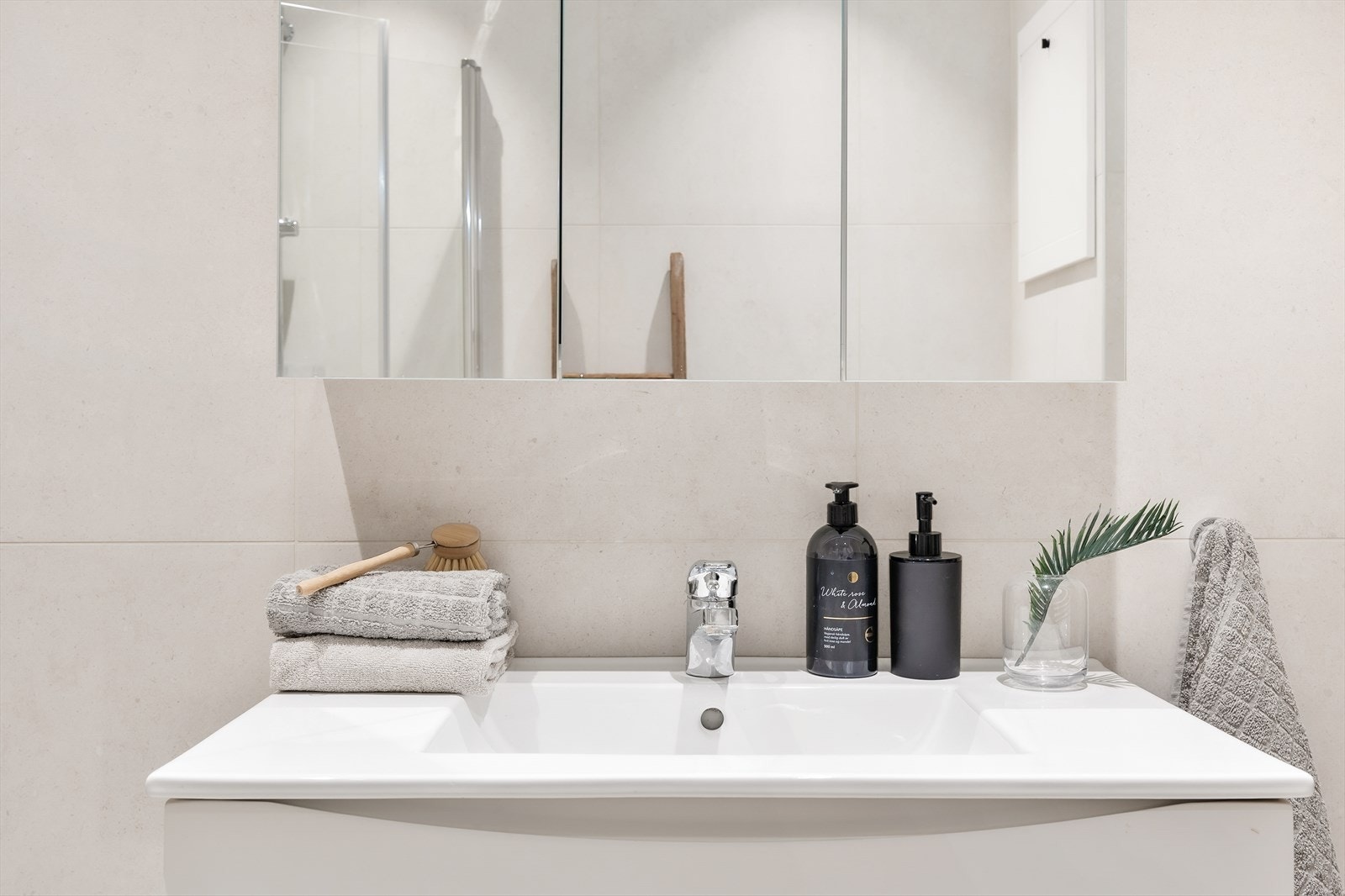 Det er fliser på vegger og gulv med varmekabler. Det er sparkede og malte plater med innfelte downlights i himling. Galleribilde