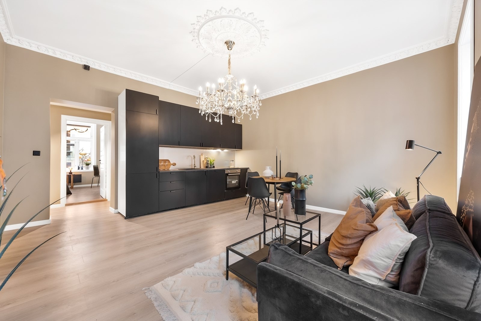 Den gode takhøyden på over 3 meter gir et eksklusivt preg på boligen Galleribilde