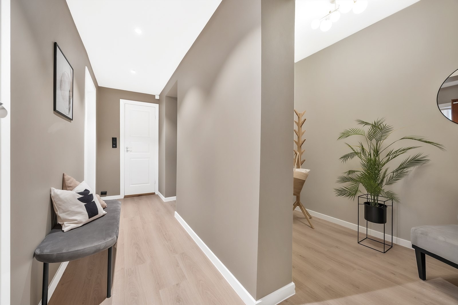 Gang med inngang til walk-in-closet Galleribilde