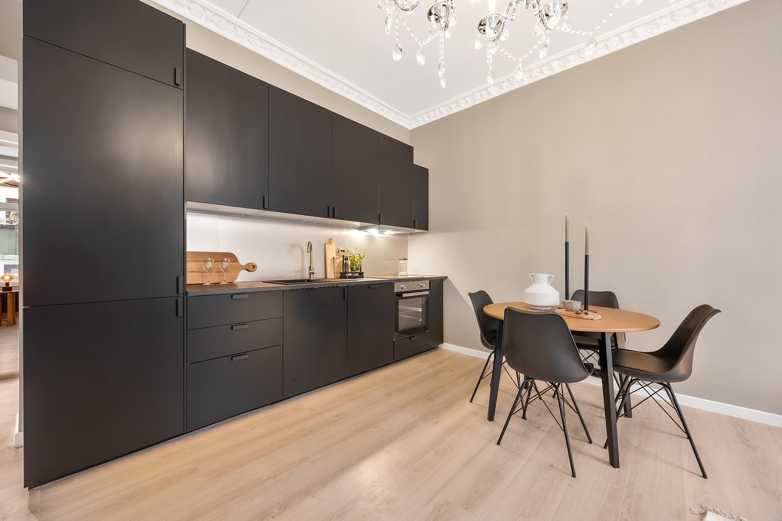 Den åpne løsningen kan møbleres med spisestue og stoler Galleribilde