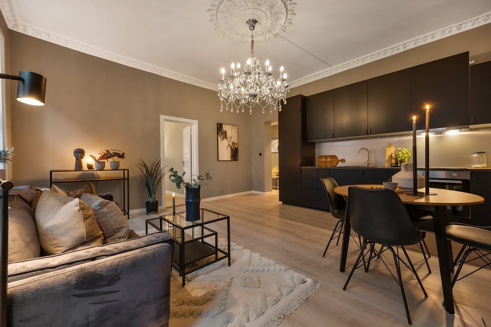 Kveldstemning i stue Galleribilde