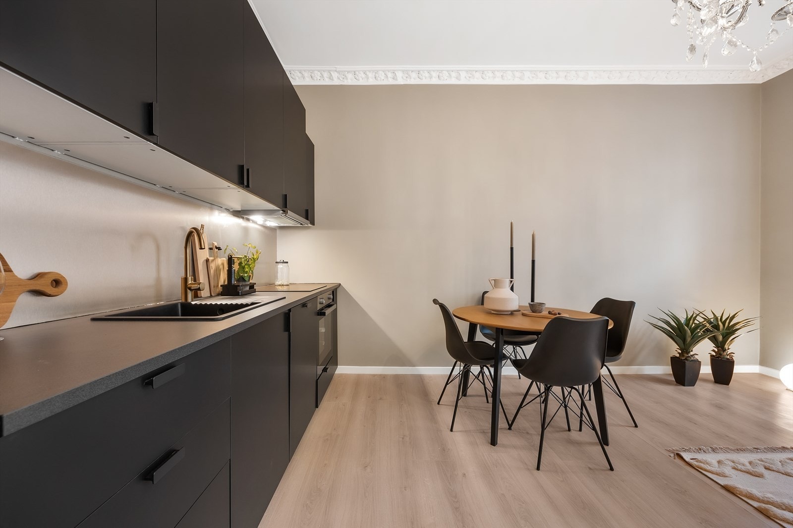 Det er laminat benkeplate med nedfelt kum og blandebatteri i messingutførelse. Galleribilde