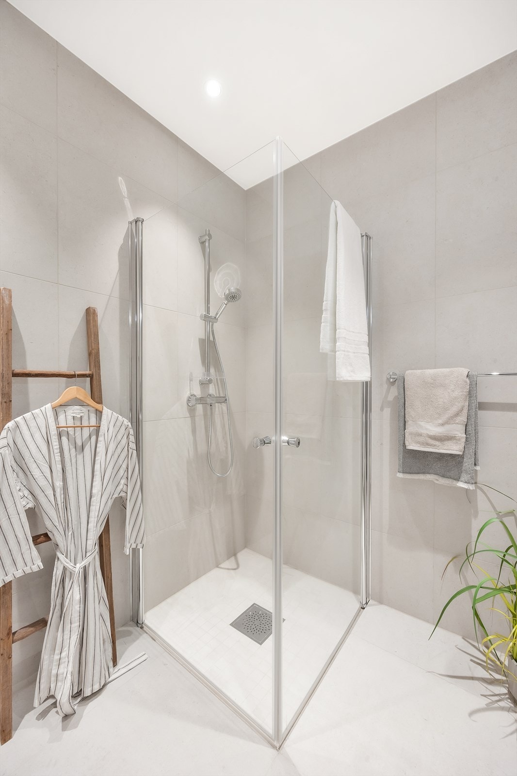 Dusjnisje med glassdører i herdet glass og nedsenket dusjsone. Galleribilde