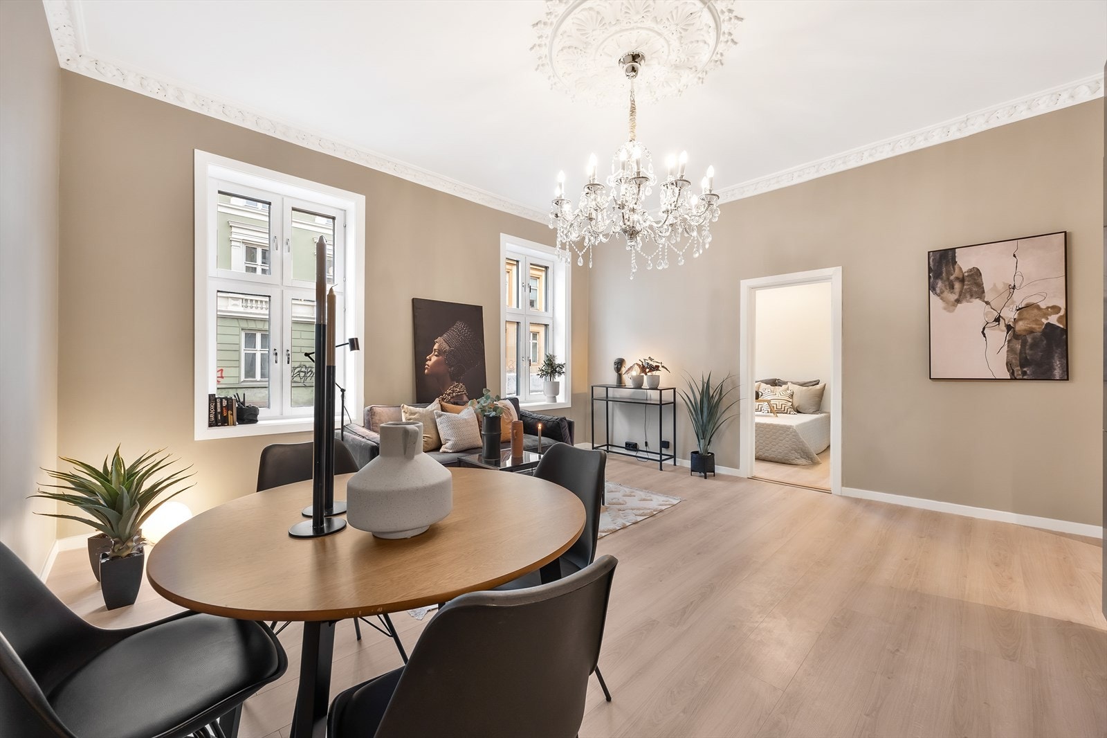 Leiligheten har en romslig stue med god plass til sofagruppe, spisebord med stoler m.m. Galleribilde