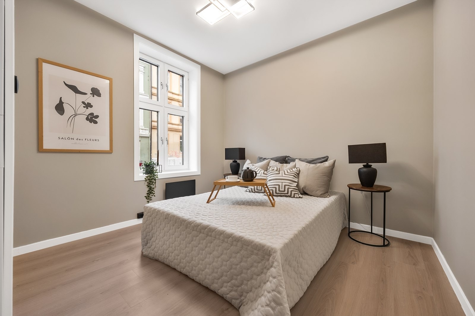 Romslig hovedsoverom med god plass til dobbeltseng, nattbord m.m. Galleribilde