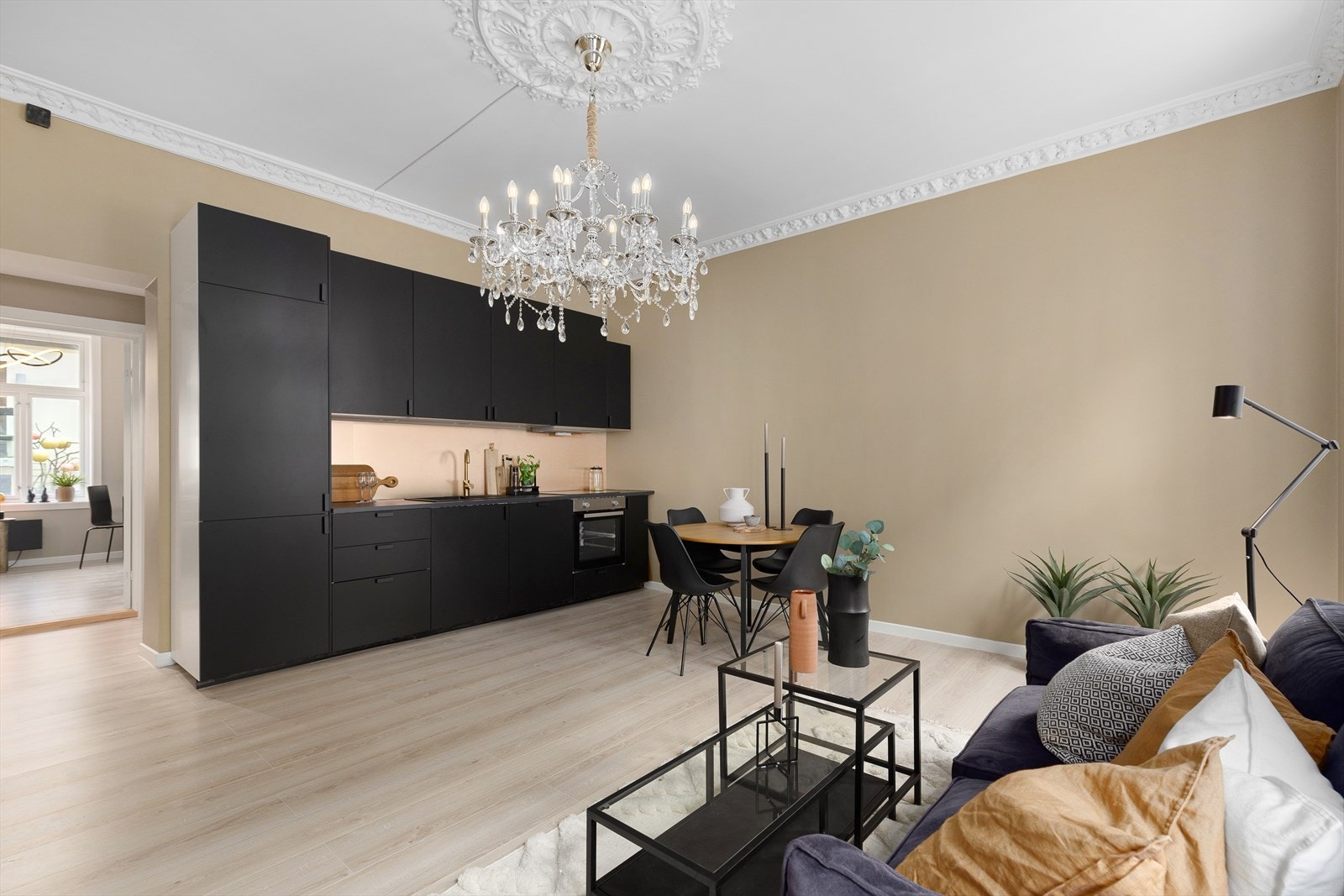 Stuen har åpen og luftig løsning mot kjøkken Galleribilde